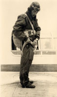 Guerrino Vallar in tuta di volo con caschetto sopra l'ala di un Cant Z 506